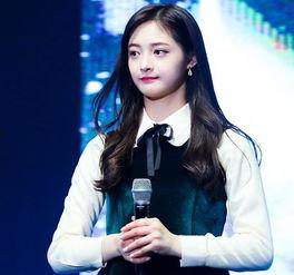 明星网红压脚背,趣味互动引网友热议