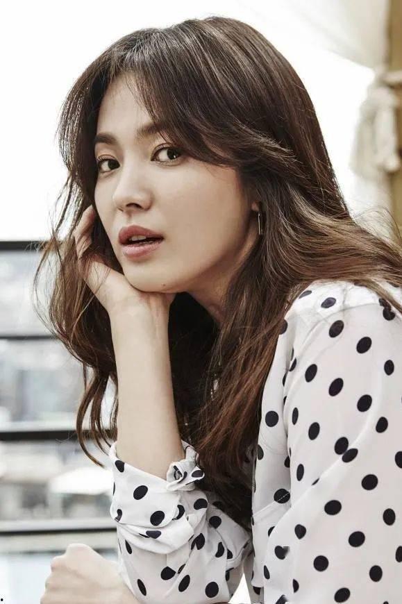 明星网红压脚背,趣味互动引网友热议