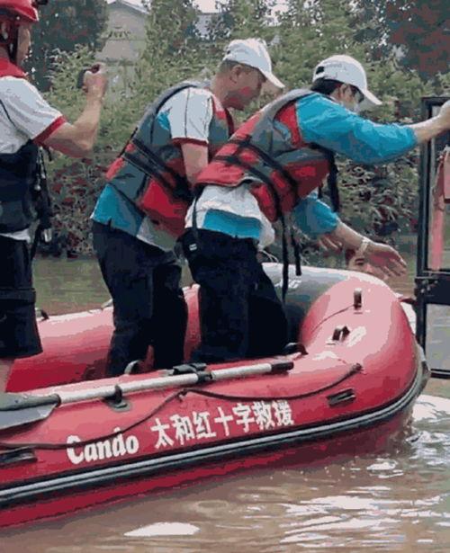 明星网红救援让路,让路于生命，共筑爱心桥梁