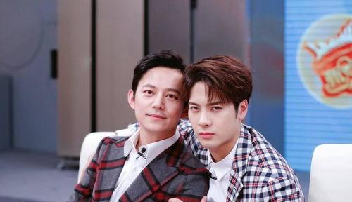 王嘉尔何炅吃瓜爆料,一场吃瓜爆料的狂欢