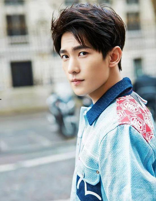 吃瓜爆料杨洋军艺校草,吃瓜爆料下的青春风采